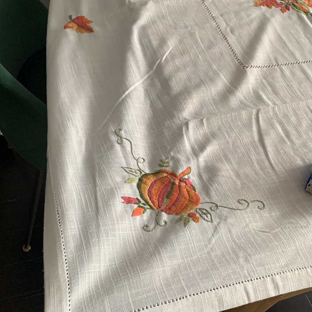 ✨ Beautiful Embroidered Table Linen - Picture 8 of 15